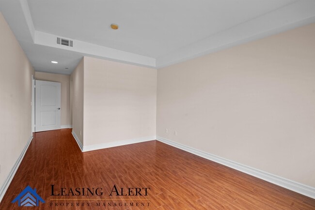 Building Photo - 15206 Burbank Blvd