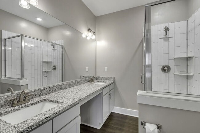 Building Photo - Modern 2-Bed, 2.5-Bath Townhouse Gem with Small Loft in Travelers Rest