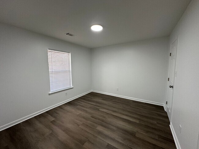 Building Photo - UPDATED TOWNHOME IN EVANS