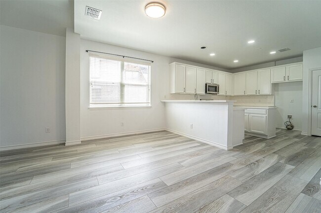 Building Photo - 2741 Sunlight Dr