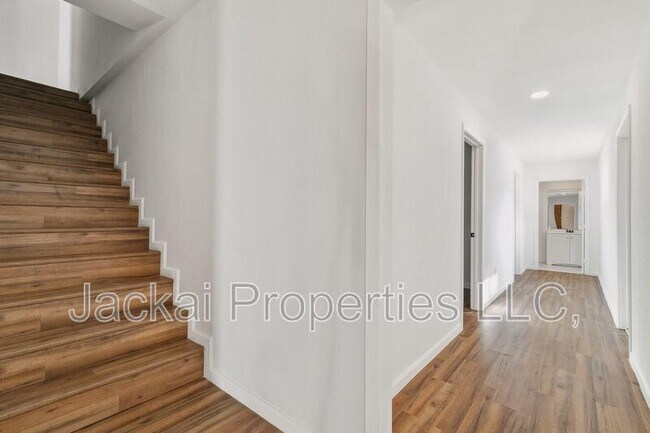 Building Photo - 2038 Avon Dr