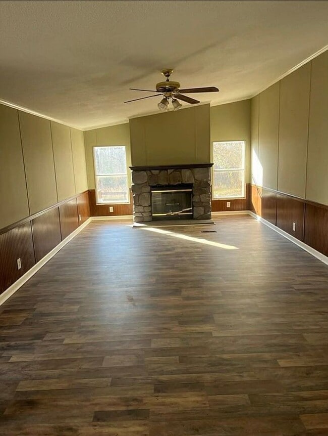 Building Photo - Charming Country Living