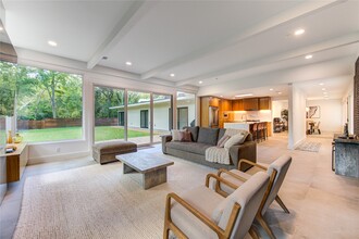 Building Photo - 303 Isolde Dr