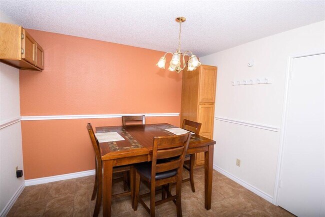 Building Photo - 3805 Landmark Dr