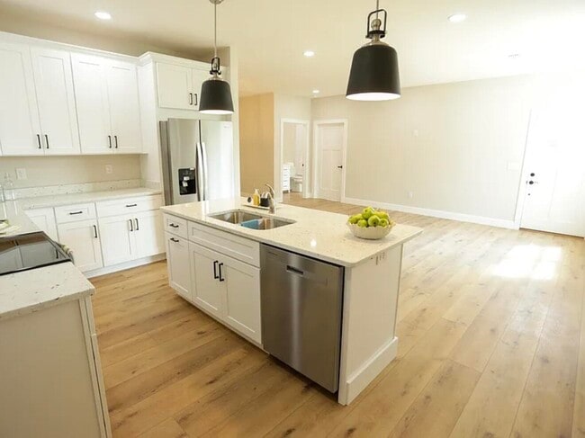 Building Photo - 140 Birch Crk Ln