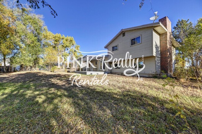 Building Photo - Nice 4 Bedroom Close to Peterson AFB and S...