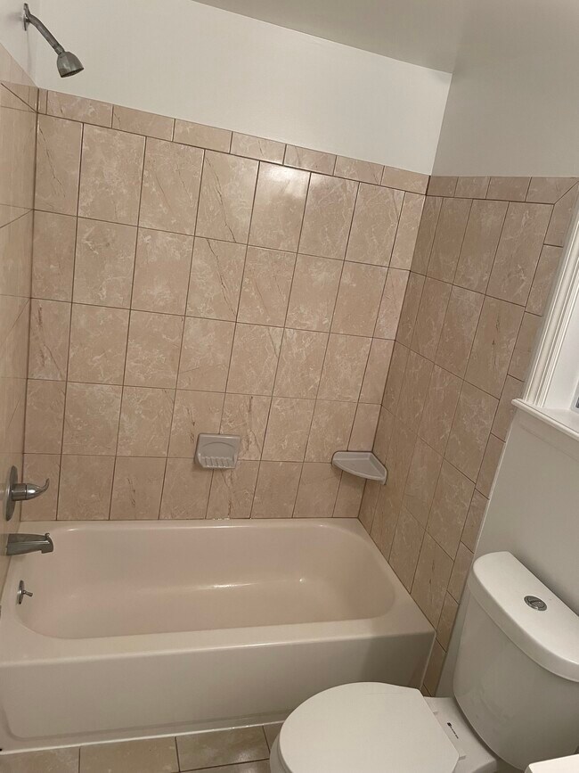 Building Photo - 18 Sarah St