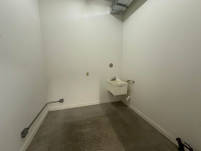 Building Photo - 2900 Graybill Dr