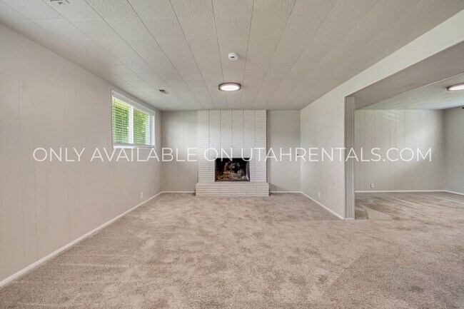 Building Photo - 786 E 350 N