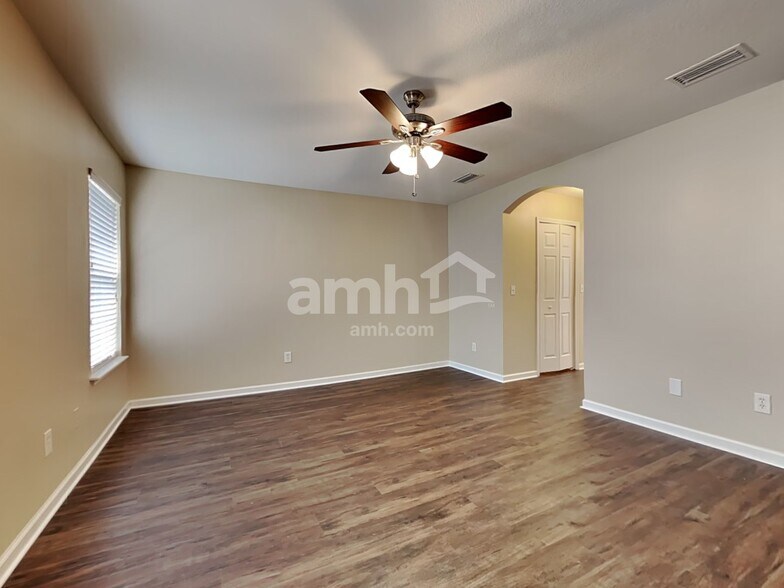 Building Photo - 304 N Hidden Tree Dr