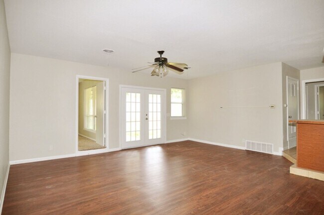 Building Photo - 1117 Trailwood Dr