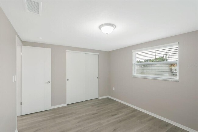 Building Photo - 5135 Kiwi Dr