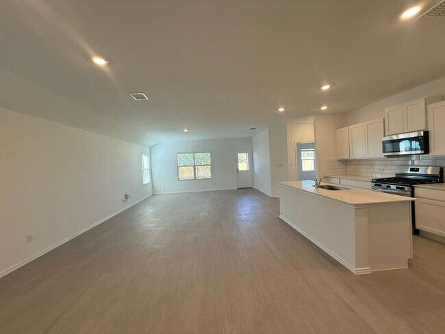 Building Photo - 577 Sormonne Lp