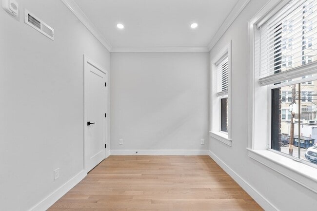 Building Photo - 535 Newbury St