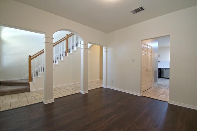 Building Photo - 2423 Falcon Dr