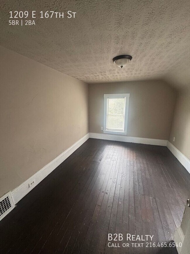 Building Photo - 1209 E 167th St