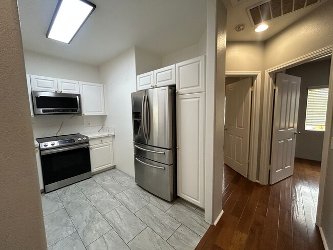 Building Photo - Bright & Airy 3-Bedroom Townhome in Ewa Be...