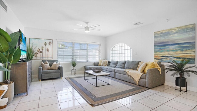 Building Photo - 2716 N Ocean Blvd