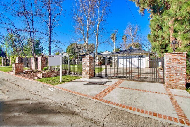 Building Photo - 5923 Jumilla Ave