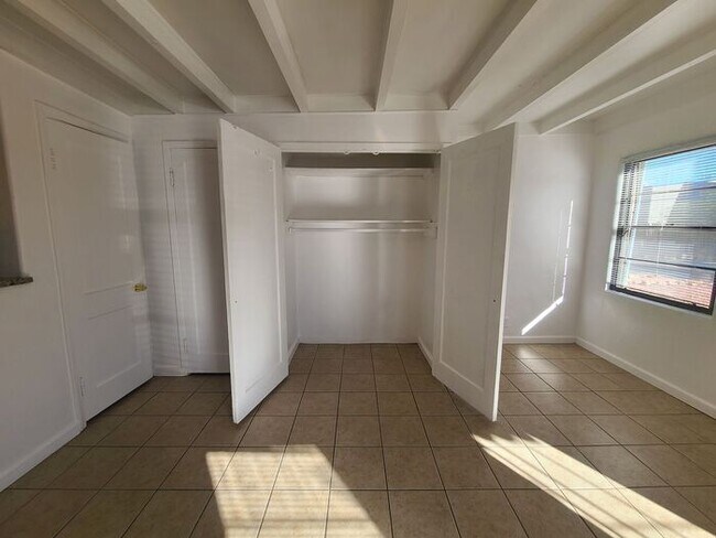 Building Photo - Ultra Charming Studio