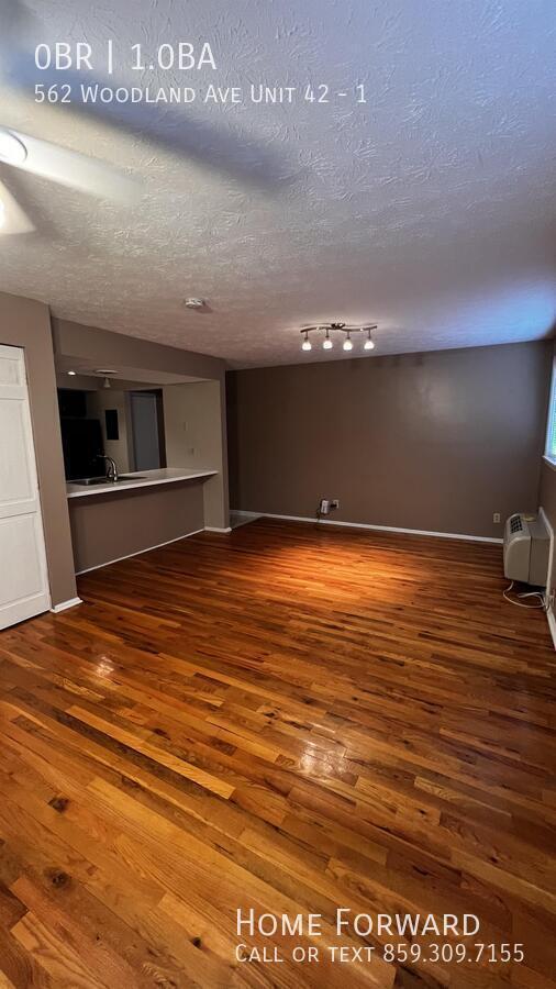 Building Photo - 562 Woodland Ave