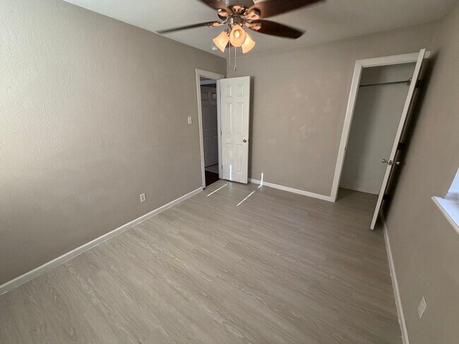 Building Photo - 5412 39th Dr