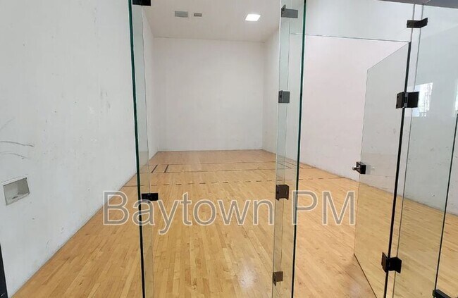 Building Photo - 10025 Courtney Palms Blvd