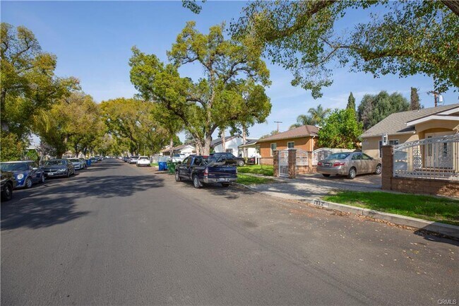 Building Photo - 7822 Hazeltine Ave