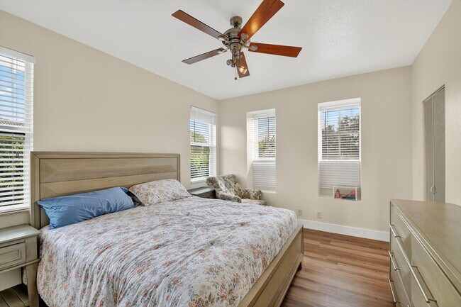 Building Photo - 9167 Oak Alley Dr