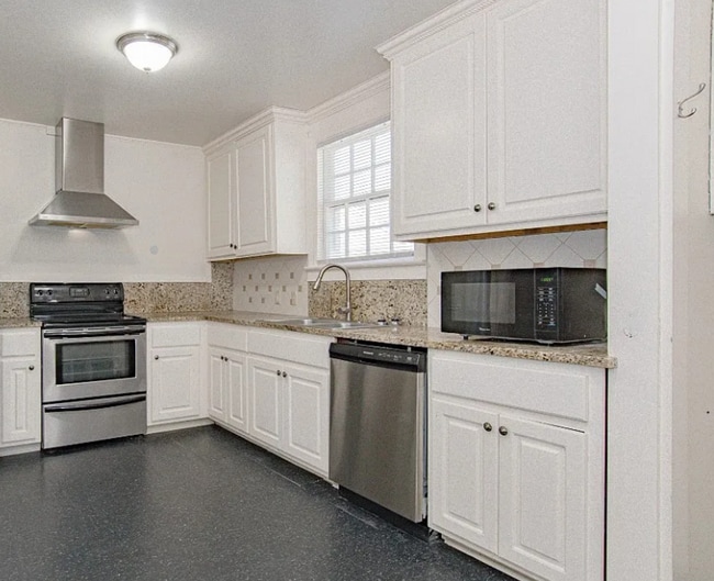 Building Photo - Cute Curb Appeal and fresh updates!