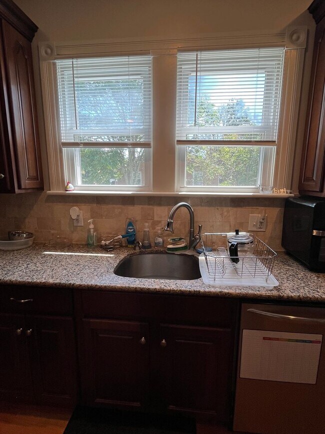 Building Photo - Beautiful 4-bedroom Farmhouse in Raphine a...