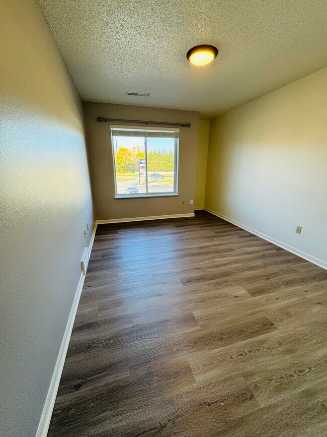 Building Photo - 395