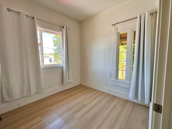 Building Photo - Spacious 3BR 2BA | 3-Level Home in Renton