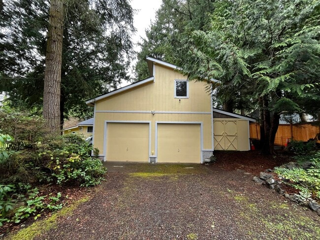 Building Photo - Well Maintained, Cozy, Furnished, Hansville Home on 3/4 Acre Lot!