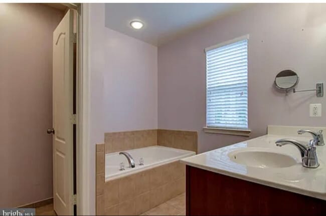 Building Photo - 2637 Glenriver Way