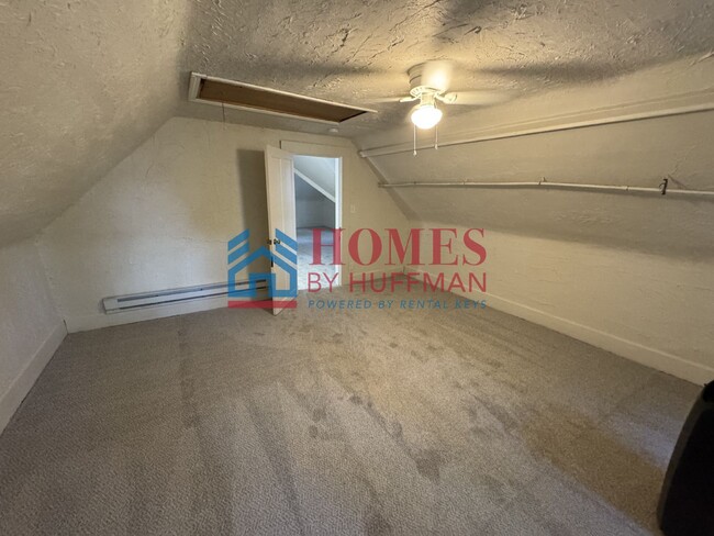 Building Photo - Three Bedroom House | Two Bath