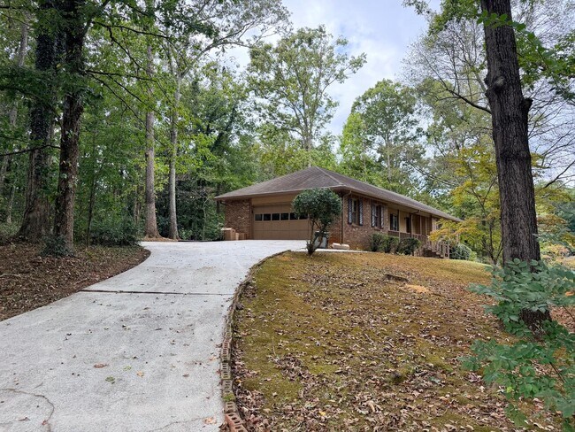 Building Photo - 380 Hidden Valley Dr SE