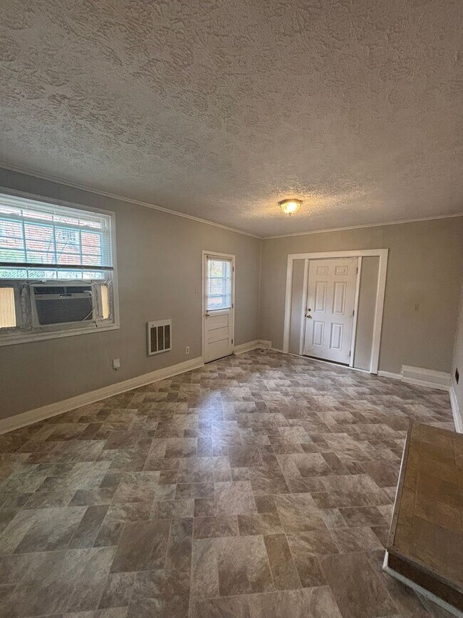 Building Photo - Updated 3bd/2bth home with Remodeled Master Suite & Prime Location!