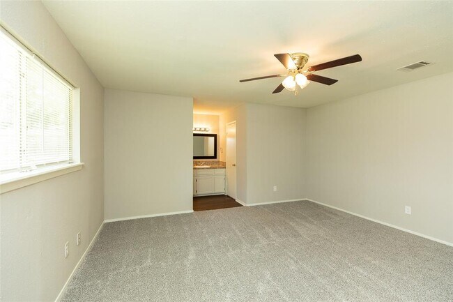 Building Photo - 2555 Halstead Dr