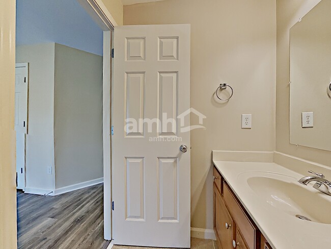 Building Photo - 714 Golden Farm Way