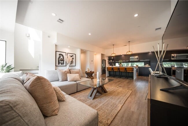 Building Photo - 2212 Francis St