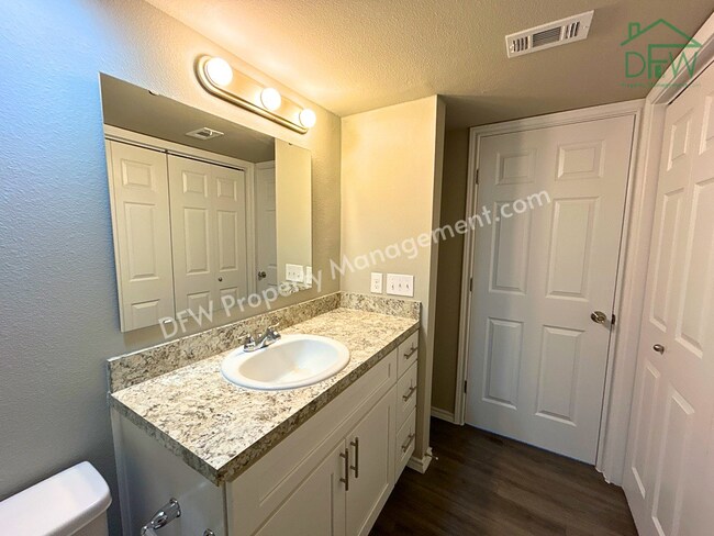 Building Photo - For Lease: Modern 1BR Oasis in the Heart of Dallas