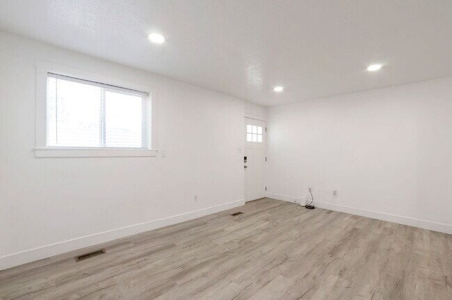 Building Photo - North Salt Lake 2 BD 1 BA - $500 Amazon Gift Card!! - $500.00 Security Deposit OAC -Brookside Lof...