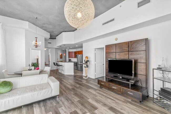 Building Photo - 300 S Australian Ave