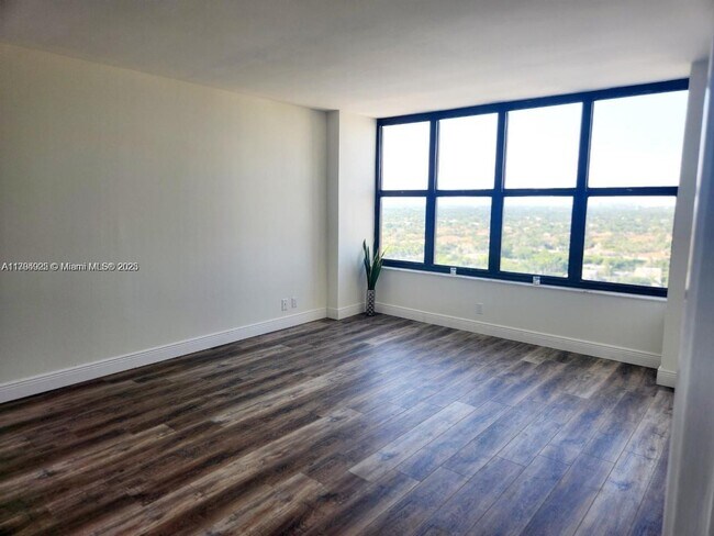 Building Photo - 2500 Parkview Dr