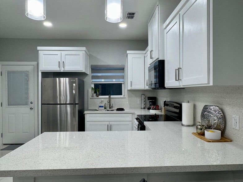 Building Photo - 104 N Dove St