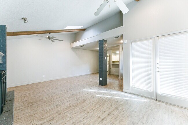 Building Photo - Spacious 3/2/2