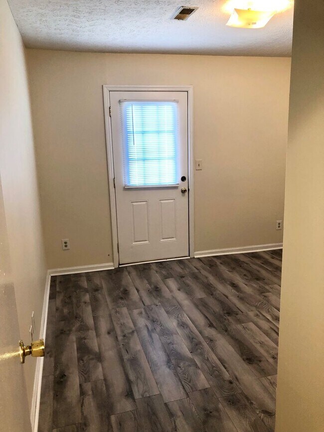 Building Photo - Winburn 2 bdrm 3rd floor apt     260319