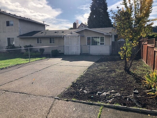 Building Photo - Updated 3 bedroom, 2 bathroom duplex in Sp...