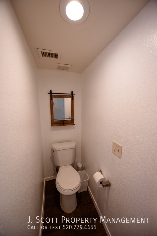 Building Photo - 1421 W Camino Ct